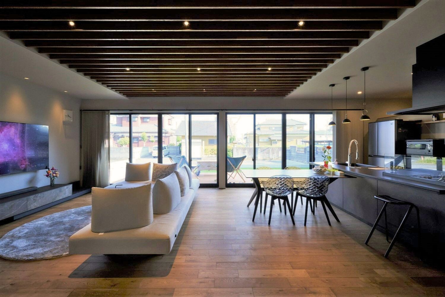 ウッドデッキと繋がる大開口の画像